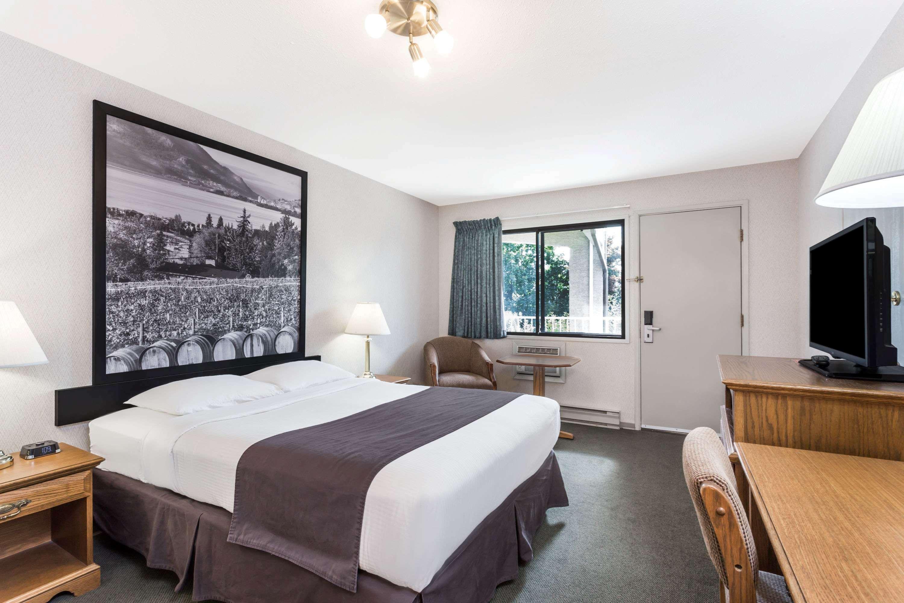 Super 8 By Wyndham Kelowna Bc Екстер'єр фото