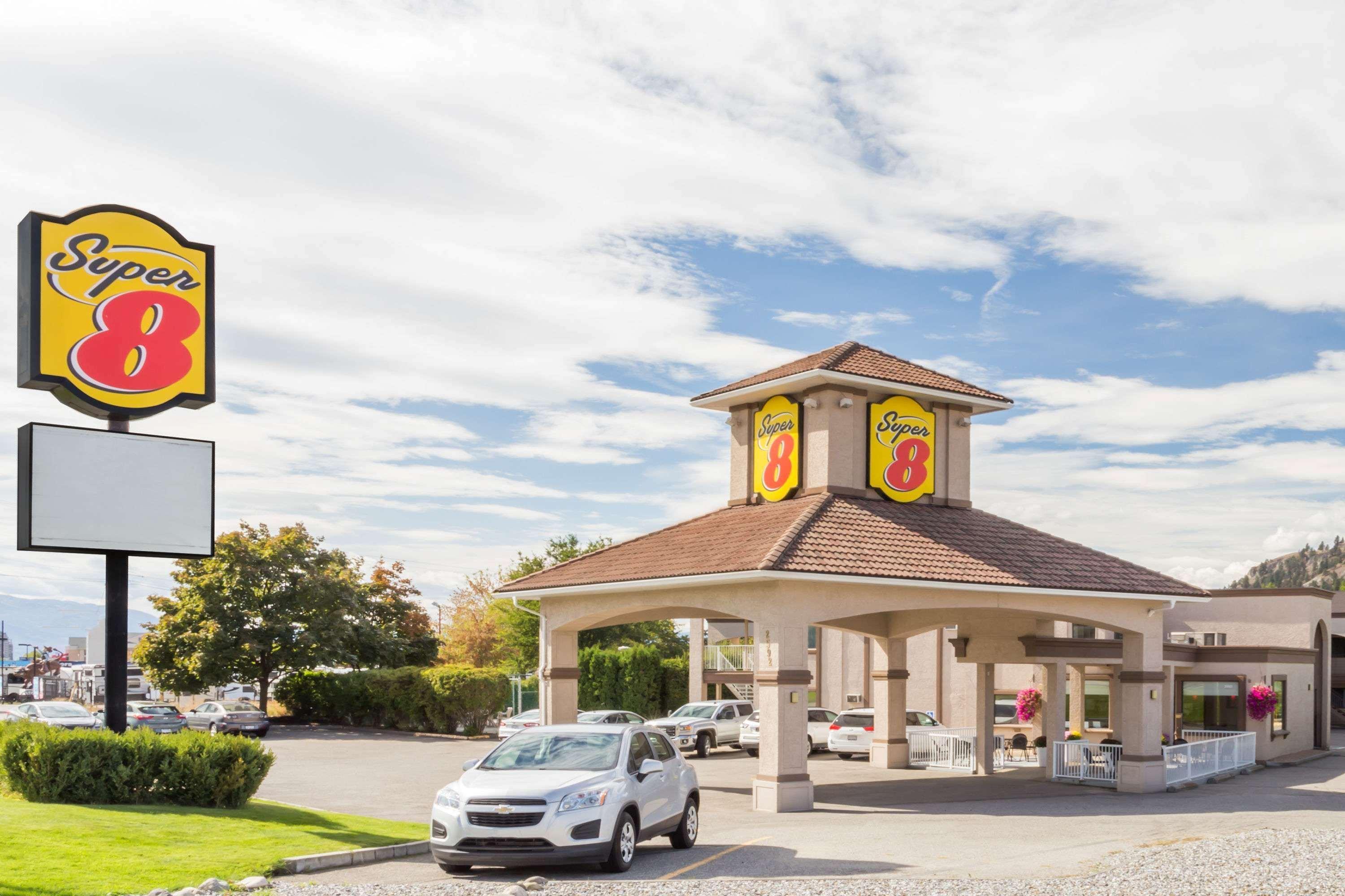 Super 8 By Wyndham Kelowna Bc Екстер'єр фото