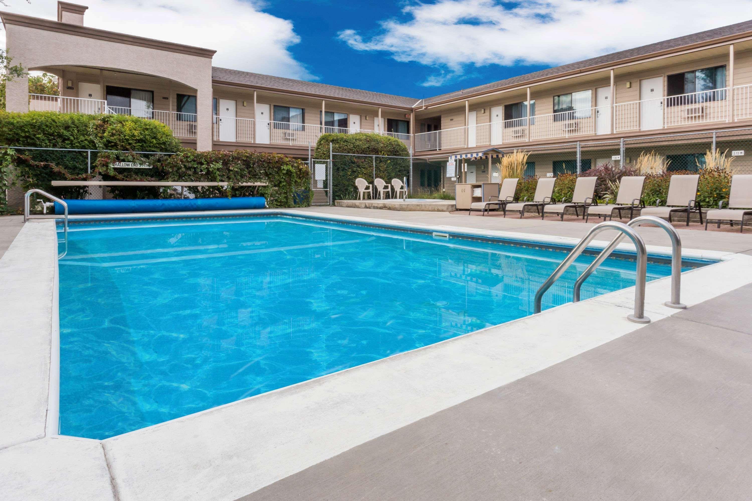 Super 8 By Wyndham Kelowna Bc Екстер'єр фото