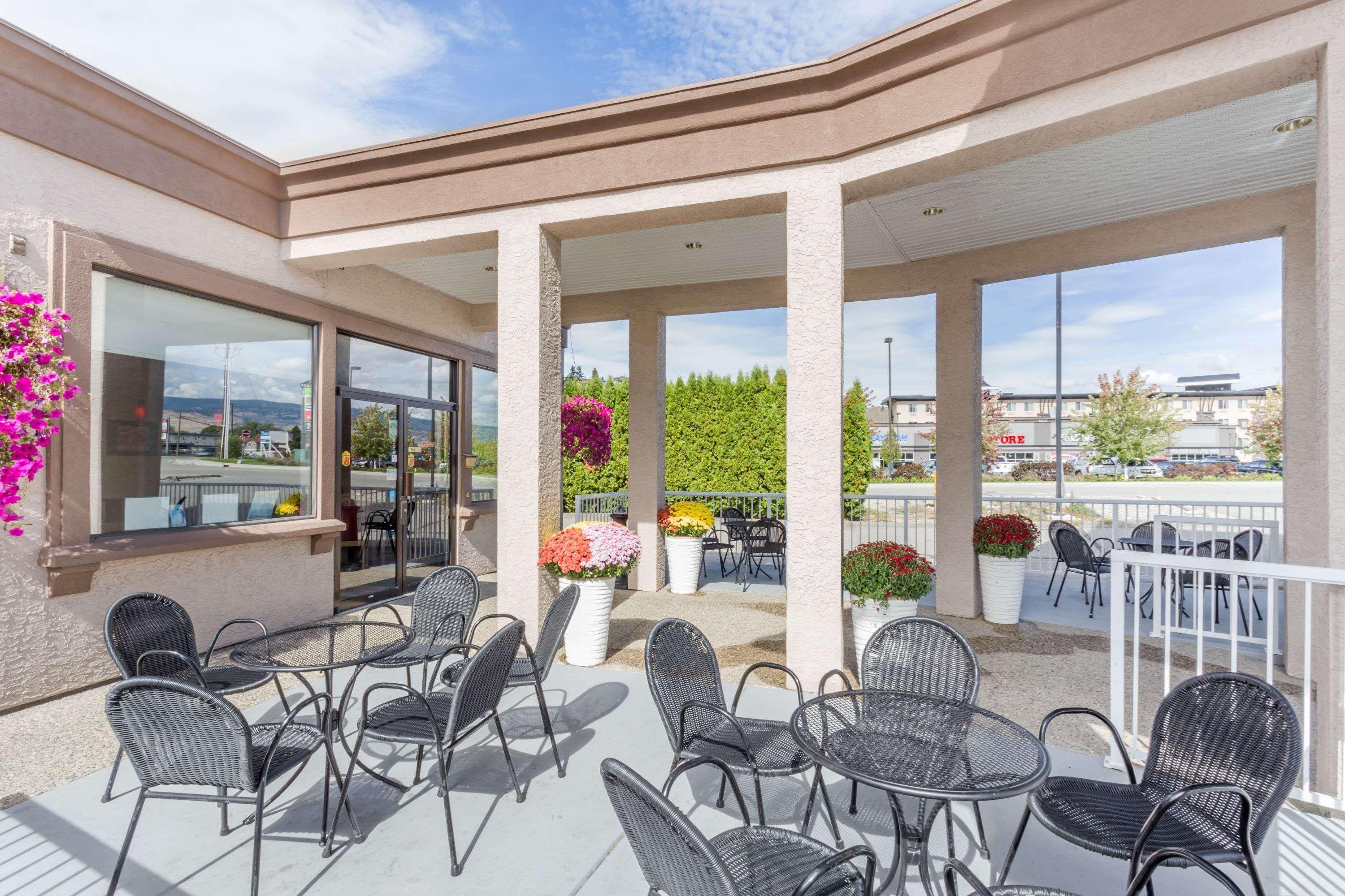 Super 8 By Wyndham Kelowna Bc Екстер'єр фото