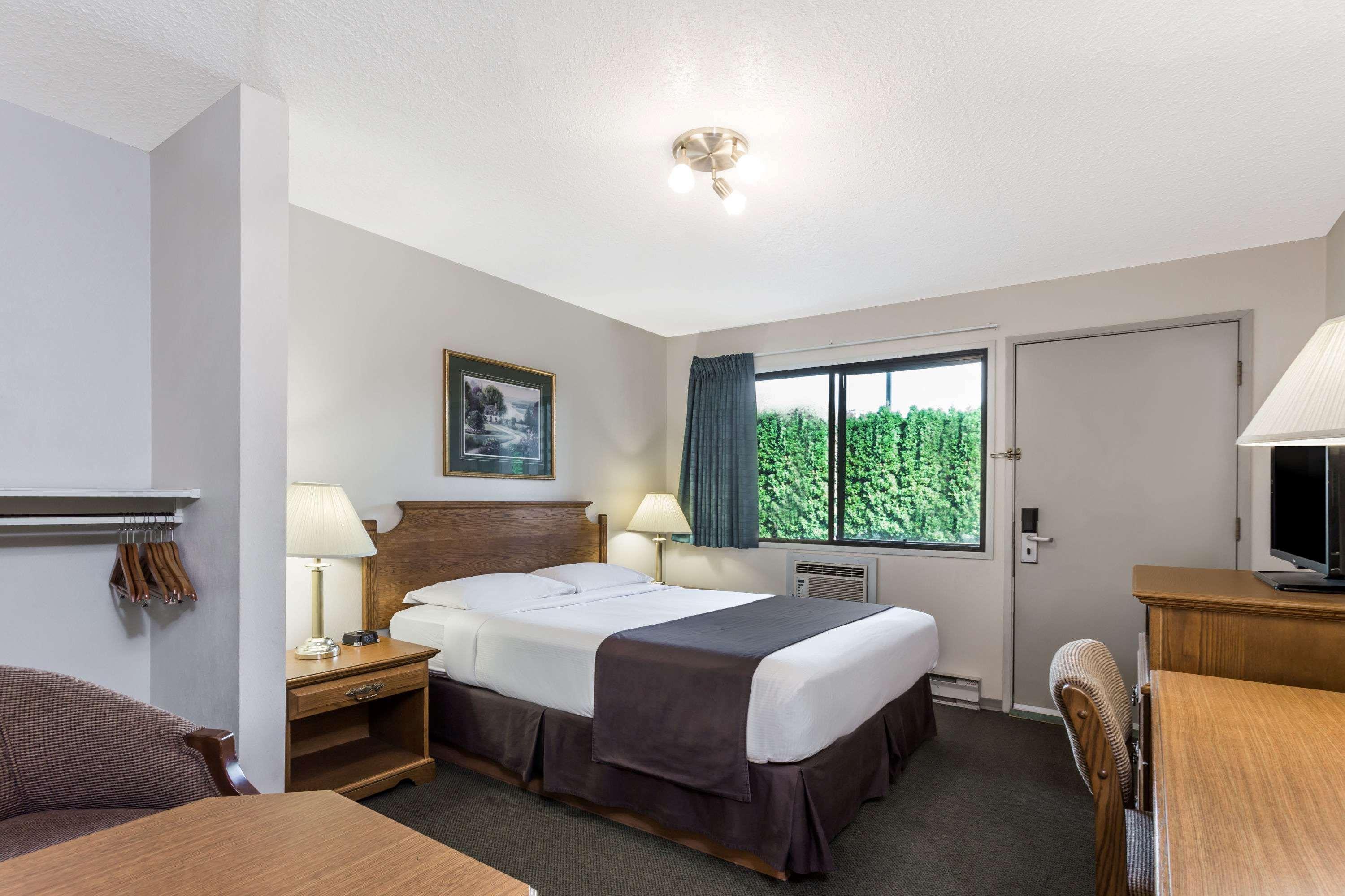 Super 8 By Wyndham Kelowna Bc Екстер'єр фото