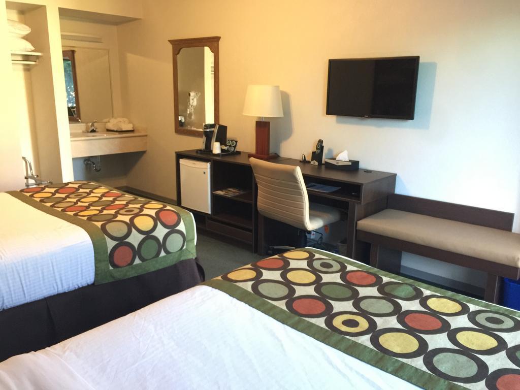 Super 8 By Wyndham Kelowna Bc Екстер'єр фото