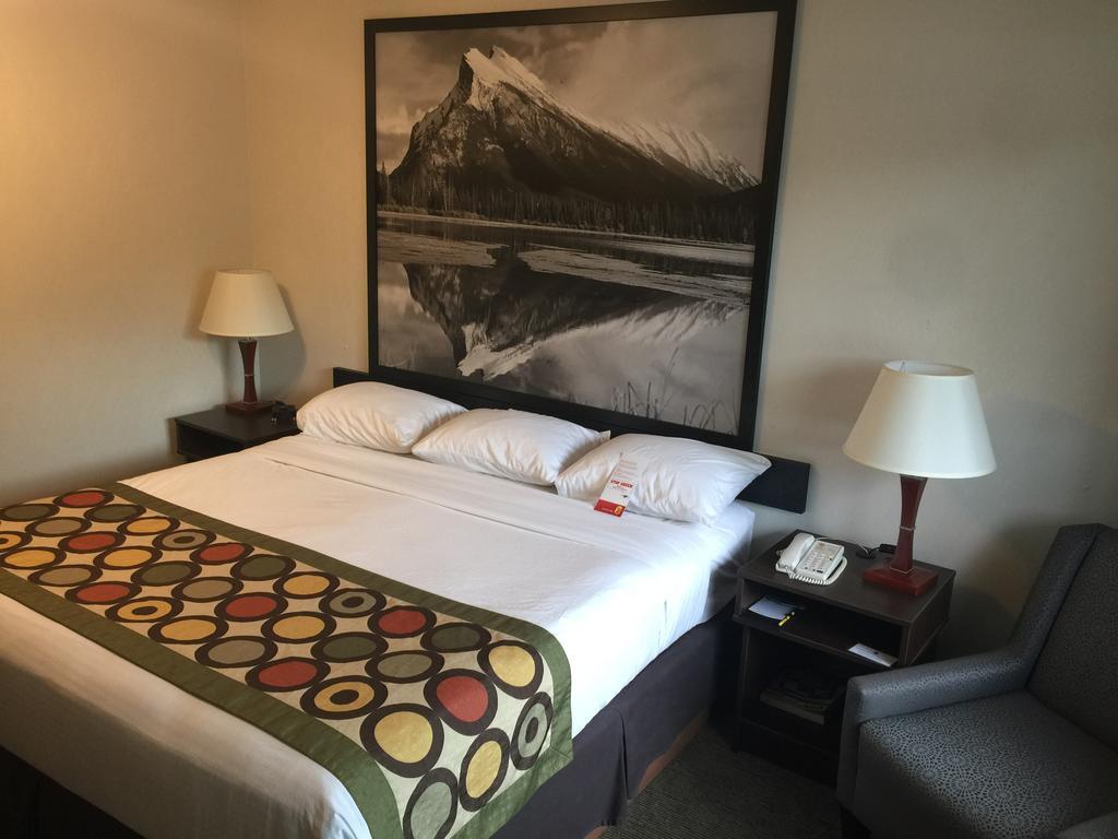Super 8 By Wyndham Kelowna Bc Екстер'єр фото