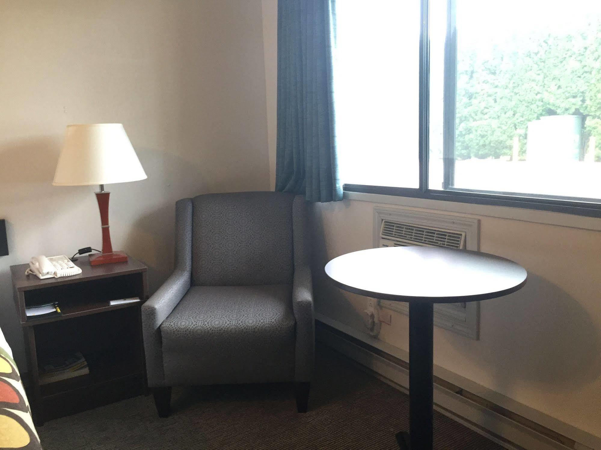 Super 8 By Wyndham Kelowna Bc Екстер'єр фото