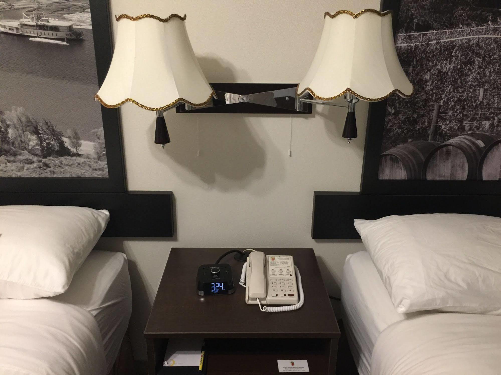 Super 8 By Wyndham Kelowna Bc Екстер'єр фото