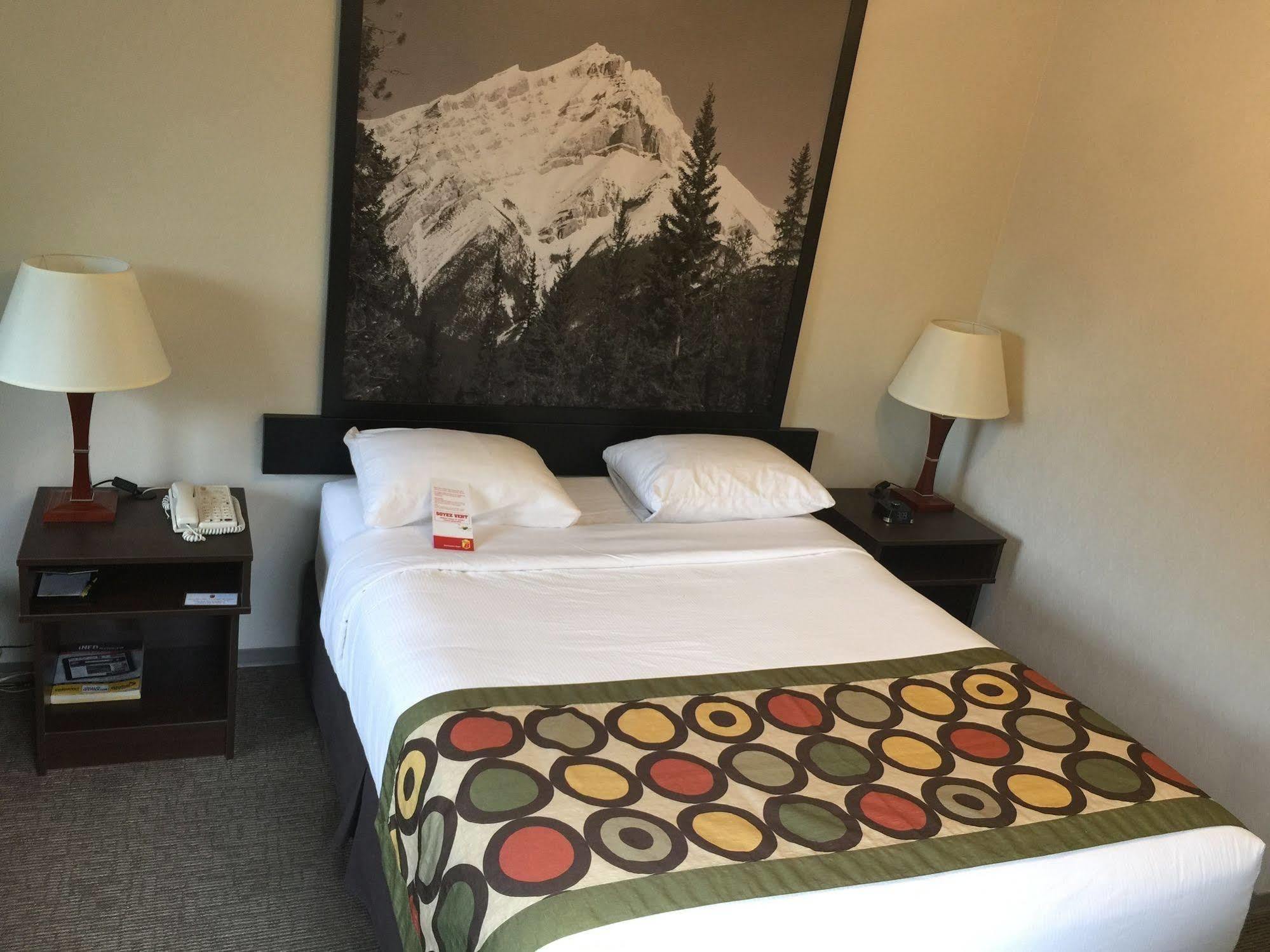 Super 8 By Wyndham Kelowna Bc Екстер'єр фото