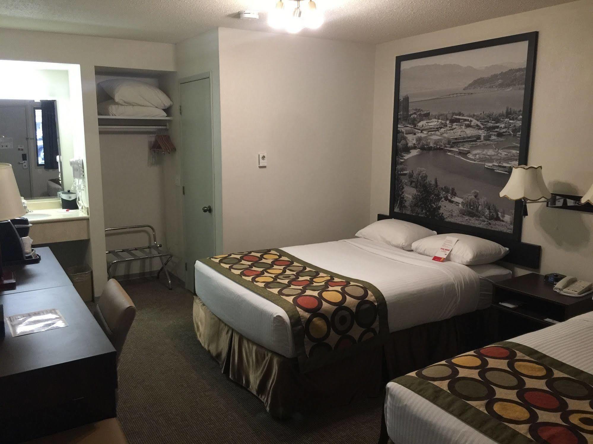 Super 8 By Wyndham Kelowna Bc Екстер'єр фото