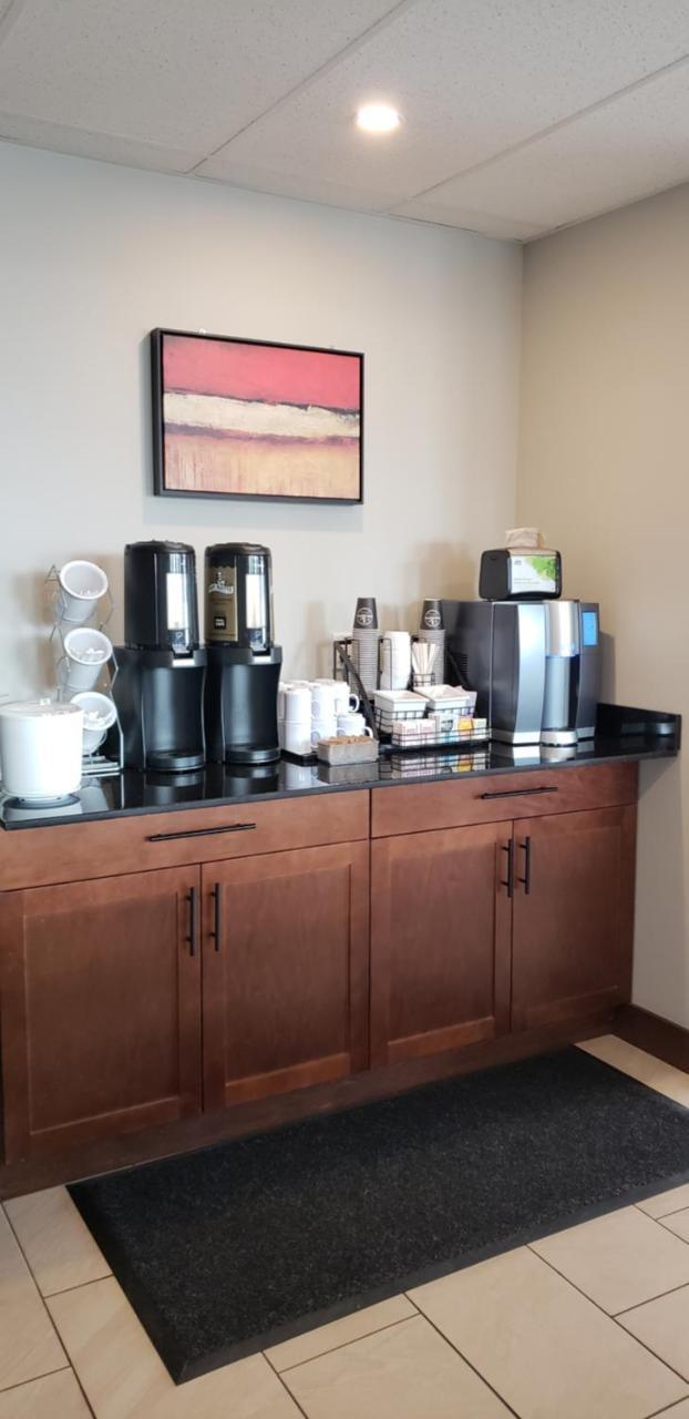 Super 8 By Wyndham Kelowna Bc Екстер'єр фото