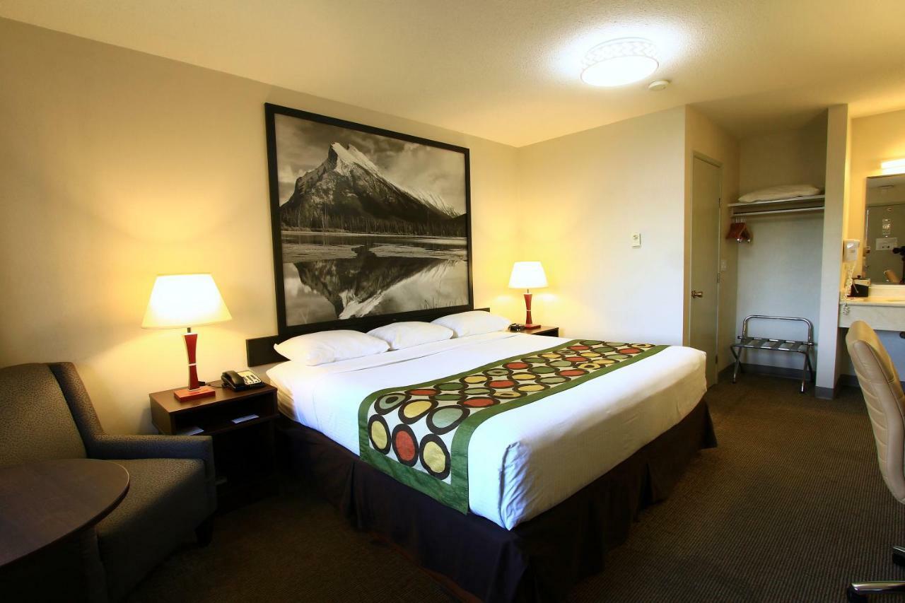 Super 8 By Wyndham Kelowna Bc Екстер'єр фото